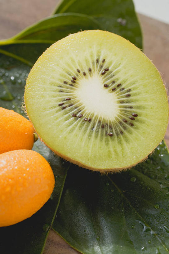 无人,竖图,俯视,室内,特写,白天,餐桌,桌子,猕猴桃,水果,叶子,阴影,新鲜,反射,影子,生食,食品,果实,绿叶,食物,两个,橙色,金橘,嫩叶,金桔,有机食品,绿色食品,餐台,金弹,金柑,金枣,洋奶桔,横截面,剖面,牛奶桔,截面,截面图形,叶,叶片,奇异果,猕猴梨,彩图,高角度拍摄
