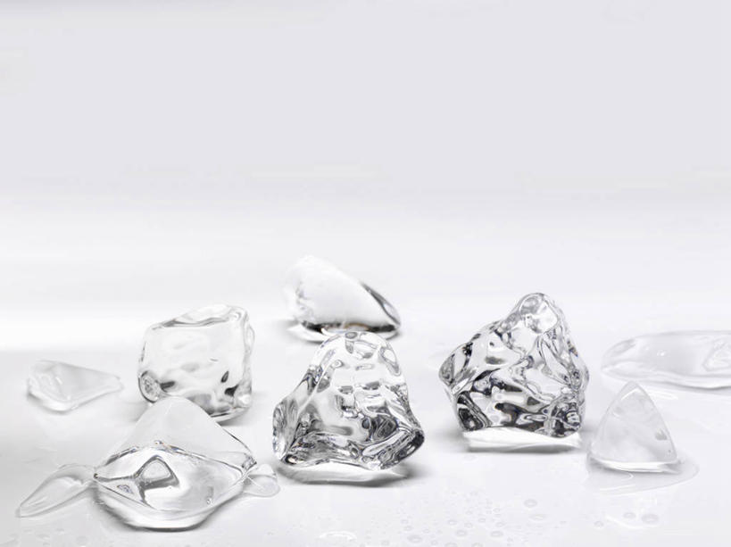 无人,横图,俯视,室内,特写,白天,白色背景,餐桌,桌子,许多,阴影,透明,反射,影子,冰,冰块,冷冻,排列,寒冷,摄影,影棚,冷藏,餐台,冰冷,保鲜,摆列,通明,彩图,高角度拍摄,影棚拍摄,拍摄,布列,分列