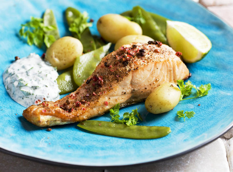 三文鱼,无人,横图,俯视,室内,特写,白天,烹饪,西餐,餐桌,桌子,鲑鱼,辣椒,蔬菜,餐具,水果,阴影,新鲜,反射,碟子,盘,影子,调味,肉,生食,香料,鱼肉,佐料,料理,食品,果实,菜肴,美食,肉类,食物,一个,蓝色,盘子,碟,西式,佳肴,有机食品,绿色食品,单个,餐台,大马哈鱼,配料,横截面,剖面,肉食,辣角,红海椒,大椒,辣虎,广椒,撒蒙鱼,萨门鱼,冰海之皇,鲑,作料,酸橙,马哈鱼,麻哈鱼,大麻哈鱼,代代,截面,截面图形,橙子,橙,辣子,红辣椒,海椒,番椒,彩图,高角度拍摄