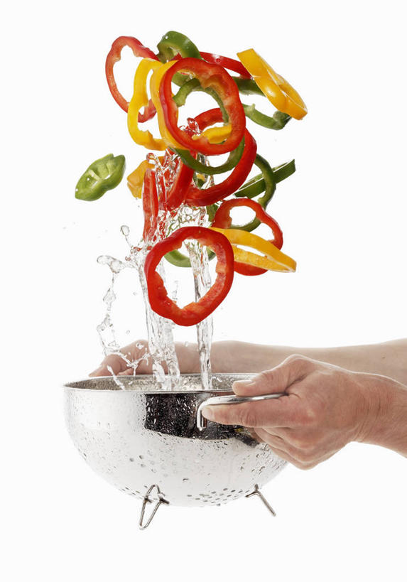 西方人,手,一个人,捧,竖图,室内,特写,白天,白色背景,正面,水,餐桌,桌子,欧洲,欧洲人,双手,仅一个男性,仅一个人,一堆,许多,阴影,堆叠,堆积,飞溅,溅,反射,滤器,液体,影子,勺子,水滴,青椒,水珠,仅一个年轻男性,手部,摄影,影棚,餐台,堆,喷洒,漏勺,大椒,菜椒,男人,男性,年轻男性,白种人,甜椒,柿子椒,灯笼椒,端,端着,捧着,手捧,半身,彩图,影棚拍摄,拍摄