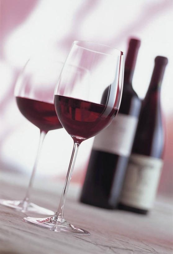 红酒,葡萄酒,无人,竖图,室内,特写,白天,仰视,餐桌,桌子,杯子,阴影,朦胧,模糊,反射,高脚杯,影子,红酒杯,酒类,红酒瓶,玻璃制品,酒,酒瓶,饮料,两个,玻璃瓶,酒杯,瓶子,红葡萄酒,餐台,葡萄酒杯,葡萄酒瓶,玻璃杯,彩图,低角度拍摄