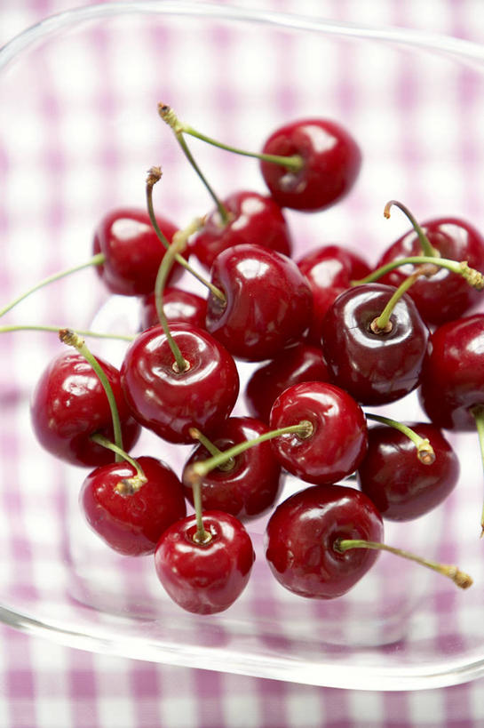 无人,竖图,俯视,室内,特写,白天,餐桌,桌子,樱桃,水果,一堆,许多,阴影,堆叠,堆积,朦胧,模糊,新鲜,反射,布料,方格,格子,影子,生食,食品,果实,布纹,桌布,食物,粉色,红色,白色,餐巾,台布,有机食品,绿色食品,餐台,堆,樱珠,莺桃,英桃,楔桃,牛桃,荆桃,彩图,高角度拍摄