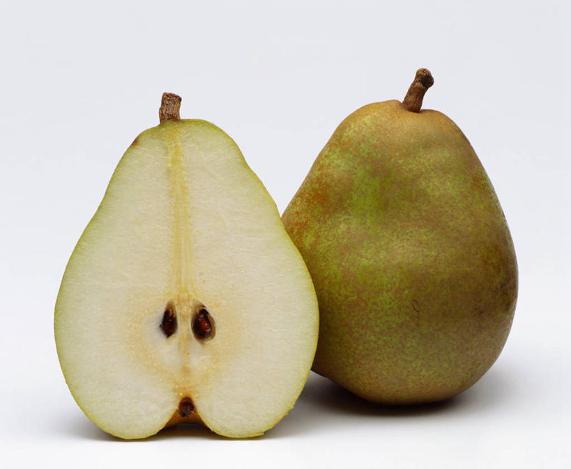 无人,横图,俯视,室内,特写,白天,白色背景,餐桌,桌子,梨,水果,阴影,新鲜,反射,影子,生食,食品,果实,食物,两个,香梨,摄影,有机食品,绿色食品,影棚,餐台,横截面,剖面,截面,截面图形,生梨,彩图,高角度拍摄,影棚拍摄,拍摄