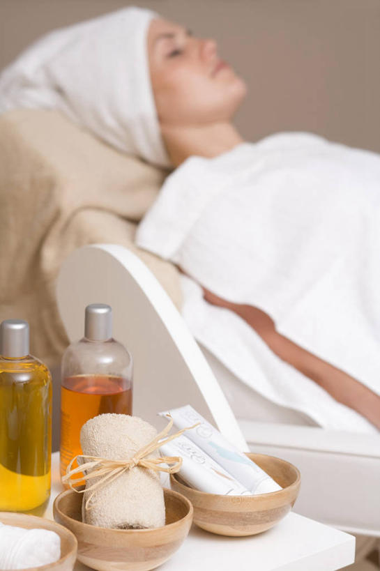 西方人,一个人,躺,闭眼,竖图,室内,白天,侧面,按摩,美容,床,欧洲,欧洲人,仅一个年轻女性,仅一个女性,仅一个人,护肤,阴影,反射,纺织物,影子,床单,被子,玻璃制品,玻璃瓶,精油,瓶子,毛巾,清洁,保养,享受,休闲,放松,SPA水疗,保健,温泉浴场,保暖,被单,透气,养颜,按摩床,防水,储水,耐磨,吸水,芳香植物,芳香油,挥发油,香精油,卧着,年轻女性,女人,女性,白种人,矿泉疗养地,闭眼睛,闭着眼,闭着眼睛,躺着,卧,半身,彩图,水疗,搓背床,理疗床,美容床,指压床