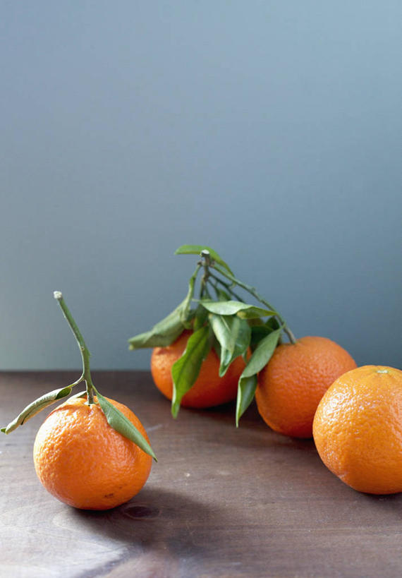 无人,竖图,俯视,室内,特写,白天,餐桌,桌子,柑橘,水果,叶子,阴影,新鲜,反射,影子,生食,食品,果实,绿叶,食物,四个,橙色,嫩叶,有机食品,绿色食品,餐台,柑桔,叶,叶片,橘子,桔子,彩图,高角度拍摄,大红蜜橘,大红袍,红橘,黄橘,宽皮橘