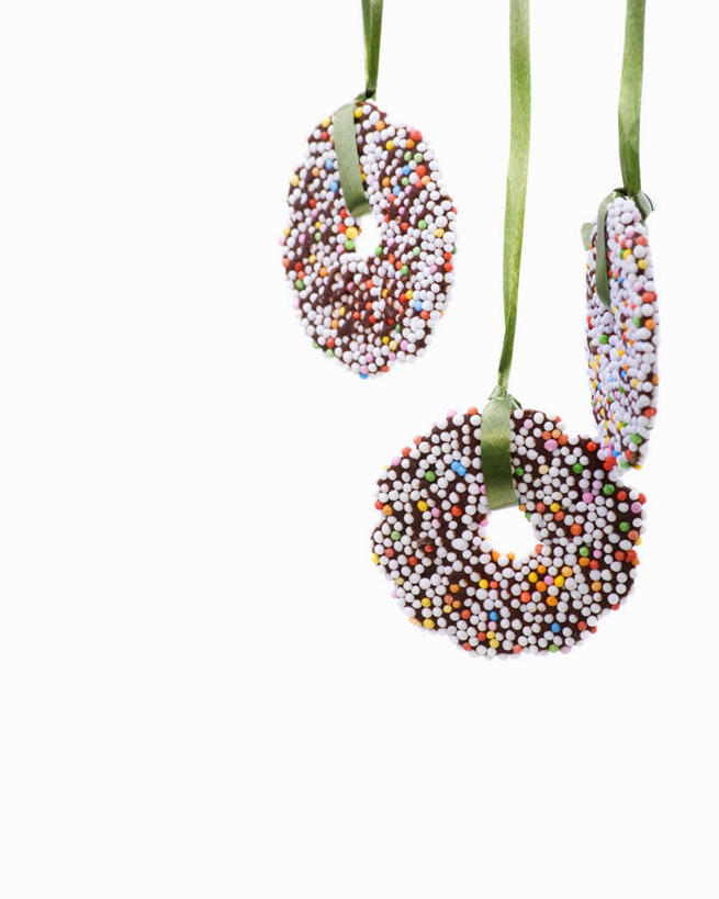 点心,面包,无人,竖图,室内,特写,白天,白色背景,正面,吊挂,悬挂,阴影,反射,影子,食品,面点,挂,食物,糕点,三个,绳子,甜甜圈,摄影,影棚,绳索,多纳滋面包,唐纳滋,面包圈,彩图,影棚拍摄,拍摄