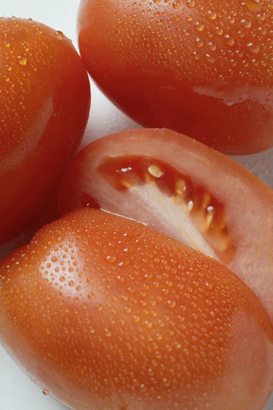 无人,竖图,俯视,室内,特写,白天,白色背景,餐桌,桌子,蔬菜,西红柿,小番茄,阴影,新鲜,反射,影子,食品,食物,红色,摄影,有机食品,绿色食品,影棚,餐台,横截面,剖面,小西红柿,樱桃小番茄,珍珠小番茄,截面,截面图形,樱桃番茄,圣女果,番茄,彩图,高角度拍摄,影棚拍摄,拍摄