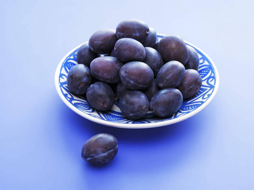 无人,横图,俯视,室内,特写,白天,餐桌,桌子,李子,餐具,水果,一堆,许多,阴影,堆叠,堆积,蓝色背景,新鲜,反射,碟子,盘,影子,生食,食品,果实,食物,一个,紫色,盘子,碟,摄影,有机食品,绿色食品,影棚,单个,餐台,堆,红李,鸡血李,杏李,彩图,高角度拍摄,影棚拍摄,拍摄