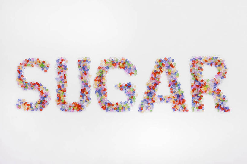 无人,横图,俯视,彩色,室内,特写,白天,白色背景,餐桌,桌子,一排,许多,阴影,整齐,反射,英文,标志,文字,影子,字符,字母,食品,糖,糖果,甜点,甜品,标识,食物,排列,甜食,摄影,影棚,餐台,五颜六色,英文字母,色彩斑斓,队列,五彩缤纷,硬糖,五彩斑斓,五光十色,彩图,高角度拍摄,影棚拍摄,拍摄