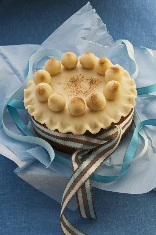 点心,无人,竖图,俯视,室内,特写,白天,下午茶,餐桌,桌子,复活节,阴影,蓝色背景,节日,庆祝,装饰,反射,丝绸,丝带,影子,食品,缎带,文化,绸带,食物,糕点,庆典,摄影,影棚,餐台,纪念,华丽,修饰,点缀,衬托,美观,雅致,雅观,彩图,高角度拍摄,影棚拍摄,拍摄,蛋糕