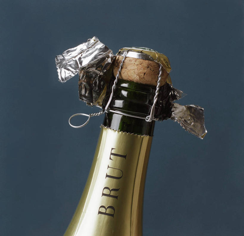 无人,横图,室内,特写,白天,正面,阴影,蓝色背景,反射,英文,包装,包装纸,标志,铝箔纸,文字,锡箔纸,影子,纸,字符,字母,纸张,标识,玻璃制品,酒瓶,一个,玻璃瓶,瓶子,瓶塞,摄影,影棚,单个,英文字母,包装材料,保存,密封,锡箔,铝箔,彩图,影棚拍摄,拍摄