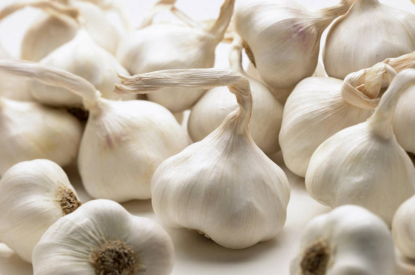 无人,横图,俯视,室内,特写,白天,蔬菜,蒜,一堆,许多,阴影,堆叠,堆积,新鲜,反射,影子,食品,蒜头,食物,白色,有机食品,绿色食品,堆,卫生,纯真,洁净,光明,恬静,中间色,朴素,清白,胡蒜,大蒜,彩图,高角度拍摄