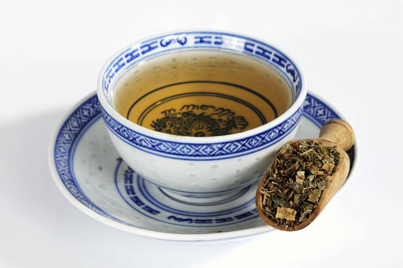 无人,横图,俯视,室内,特写,白天,白色背景,幸福,植物,餐桌,茶,桌子,餐具,一堆,许多,阴影,堆叠,堆积,反射,木制,碟子,盘,影子,陶瓷,茶叶,草药,药草,陶瓷制品,一杯,娱乐,中药,畚箕,盘子,木制品,容器,碟,碗,享受,休闲,温馨,放松,乐趣,摄影,影棚,簸箕,餐台,储藏,堆,提神,舒适,储存,醒脑,药材,中草药,大黄,中药材,本草,川军,蜀大黄,熟大黄,彩图,高角度拍摄,影棚拍摄,拍摄,贮存