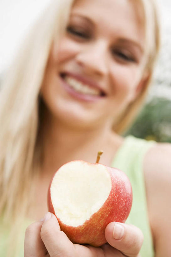 西方人,脸,头,脸颊,手,头发,一个人,站,捧,笑,微笑,露齿笑,竖图,室内,特写,白天,正面,苹果,水果,欧洲,欧洲人,仅一个年轻女性,仅一个女性,仅一个人,阴影,服装,朦胧,模糊,新鲜,反射,影子,生食,食品,果实,注视,休闲装,肩膀,食物,一个,衣服,观察,看,站着,休闲,手部,休闲服,金色,服饰,有机食品,绿色食品,单个,观看,单手,察看,关注,年轻女性,女人,女性,白种人,头部,长发,直发,脸部,脸蛋,面部,端,端着,捧着,手捧,站立,半身,彩图