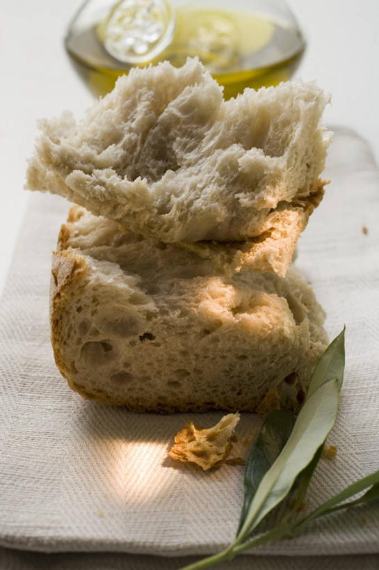 点心,面包,无人,竖图,俯视,室内,特写,白天,白色背景,餐桌,桌子,叶子,阴影,朦胧,模糊,反射,壶,影子,食用油,油,橄榄油,食品,面点,绿叶,案板,水壶,砧板,食物,糕点,茶壶,容器,嫩叶,摄影,影棚,餐台,白面包,植物油,叶,叶片,彩图,高角度拍摄,影棚拍摄,拍摄