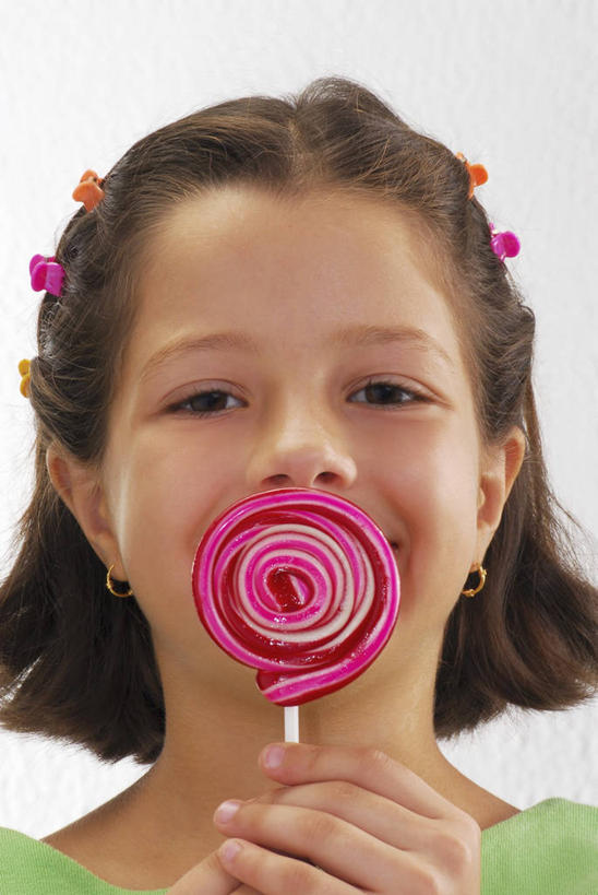 西方人,儿童,脸,头,脸颊,手,头发,一个人,站,竖图,室内,特写,白天,白色背景,正面,纯洁,餐桌,桌子,欧洲,欧洲人,双手,仅一个女性,仅一个人,握,阴影,服装,装饰,反射,棒棒糖,头饰,影子,食品,糖,糖果,甜点,甜品,棕色,注视,休闲装,肩膀,食物,一个,小孩,衣服,绿色,发夹,发饰,夹子,饰品,甜食,观察,看,站着,仅一个小孩,休闲,手部,休闲服,可爱,童年,童趣,握着,摄影,服饰,影棚,单个,餐台,观看,华丽,修饰,点缀,察看,关注,童真,烂漫,无邪,配饰,衬托,美观,雅致,雅观,天真,女孩,女人,女性,白种人,孩子,头部,直发,脸部,脸蛋,面部,站立,半身,彩图,影棚拍摄,拍摄,短发,女生