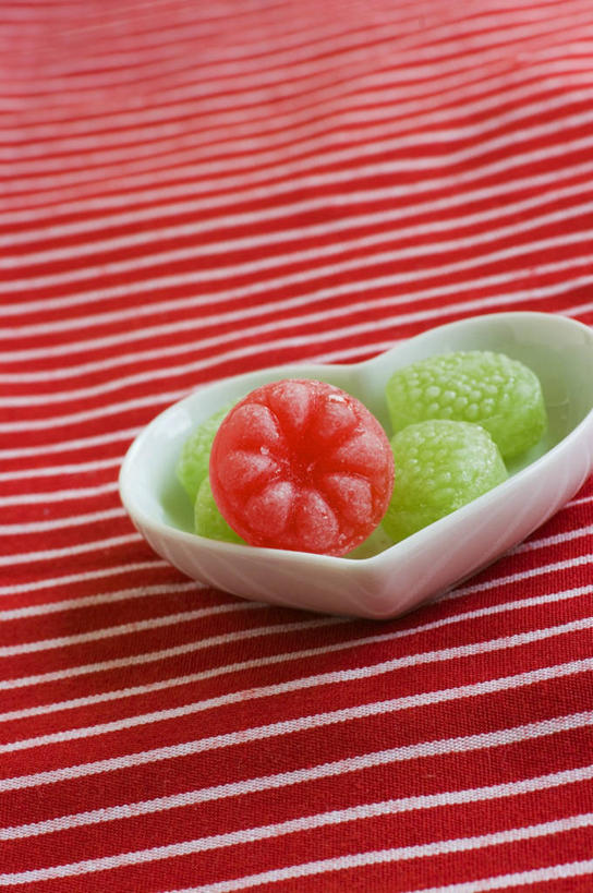 无人,竖图,俯视,室内,特写,白天,爱情,餐桌,桌子,餐具,阴影,爱心,反射,碟子,盘,影子,食品,糖,糖果,甜点,甜品,软糖,浪漫,食物,一个,红色,绿色,盘子,碟,甜食,温暖,温馨,心形,恩爱,单个,餐台,和睦,心型,彩图,高角度拍摄,融洽