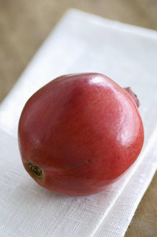 无人,竖图,俯视,室内,特写,白天,餐桌,桌子,石榴,水果,阴影,朦胧,模糊,新鲜,反射,布料,影子,生食,食品,果实,布纹,桌布,食物,一个,红色,白色,餐巾,台布,有机食品,绿色食品,单个,餐台,涂林,若榴,金罂,金庞,丹若,安石榴,彩图,高角度拍摄