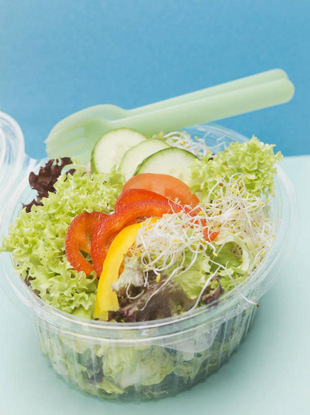 无人,竖图,俯视,室内,特写,白天,餐桌,桌子,黄瓜,蔬菜,一把,一堆,许多,阴影,堆叠,堆积,蓝色背景,新鲜,反射,影子,勺子,塑料,豆芽,青椒,生食,蔬菜沙拉,沙拉,食品,色拉,沙律,食物,容器,塑料制品,调羹,汤匙,碗,摄影,有机食品,绿色食品,影棚,餐台,色拉酱,储藏,堆,储存,千岛酱,豆芽菜,大椒,芽苗菜,菜椒,甜椒,柿子椒,青瓜,胡瓜,灯笼椒,彩图,高角度拍摄,影棚拍摄,拍摄,贮存