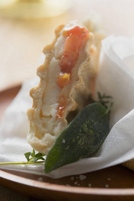 奶酪,无人,家庭,竖图,俯视,室内,特写,白天,智慧,餐桌,桌子,餐具,叶子,阴影,朦胧,模糊,反射,碟子,盘,影子,调味,香料,佐料,干酪,起司,绿叶,芝士,营养,盘子,碟,嫩叶,乳酪,餐台,鼠尾草,配料,乳制品,发酵,作料,理性,哈罗米干酪,叶,叶片,彩图,高角度拍摄