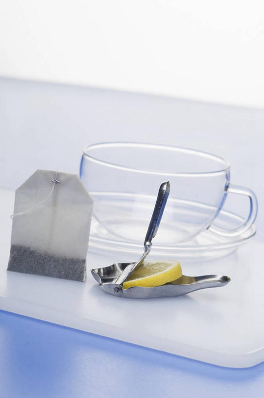 无人,竖图,俯视,室内,特写,白天,白色背景,幸福,茶,桌面,桌子,柠檬,杯子,水果,玻璃,阴影,新鲜,反射,木制,影子,生食,茶叶,食品,果实,一杯,娱乐,茶包,榨汁机,玻璃制品,食物,一个,木制品,水杯,享受,休闲,温馨,放松,乐趣,摄影,有机食品,绿色食品,影棚,单个,提神,舒适,袋泡茶,醒脑,手动榨汁机,茶杯,益母果,柠果,彩图,高角度拍摄,影棚拍摄,拍摄