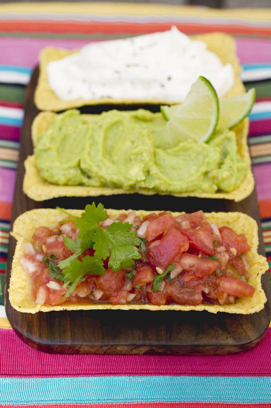 点心,无人,竖图,俯视,彩色,室内,特写,白天,桌面,桌子,蔬菜,西红柿,阴影,朦胧,模糊,新鲜,反射,木制,布料,影子,调料,酱料,酱汁,佐料,食品,案板,调味品,调味料,布纹,文化,酱,辣酱,饼,小吃,砧板,桌布,食物,糕点,餐巾,木制品,台布,甜食,酪梨,鳄梨,有机食品,绿色食品,油梨,辣椒酱,玉米饼,樟梨,牛油果,番茄,彩图,高角度拍摄