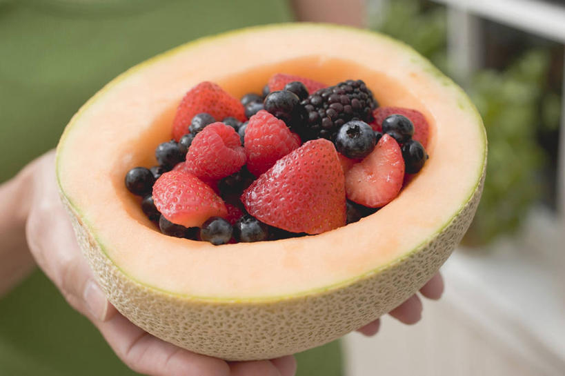 西方人,手,一个人,站,捧,横图,俯视,室内,特写,白天,草莓,浆果,蓝莓,黑莓,水果,欧洲,欧洲人,双手,仅一个年轻女性,仅一个女性,仅一个人,一堆,许多,堆叠,堆积,服装,朦胧,模糊,新鲜,哈密瓜,生食,食品,果实,甜瓜,很多,休闲装,食物,衣服,绿色,站着,休闲,手部,休闲服,服饰,有机食品,绿色食品,堆,网纹瓜,甘瓜,山莓,树莓,三月泡,四月泡,山抛子,刺葫芦,悬钩子,馒头菠,高脚菠,龙船泡,泡儿刺,露莓,年轻女性,女人,女性,白种人,洋莓,水果皇后,山都柿,蓝浆果,蓝靛果,红莓,地莓,端,端着,捧着,手捧,站立,半身,彩图,高角度拍摄