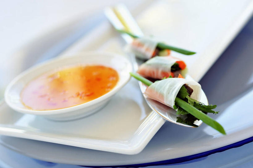 点心,无人,横图,俯视,室内,特写,白天,植物,桌面,桌子,蔬菜,餐具,阴影,朦胧,模糊,新鲜,反射,木制,包装,包装纸,碟子,盘,影子,纸,陶瓷,葱,调料,酱料,酱汁,肉,佐料,牛肉,料理,食品,面点,草药,药草,陶瓷制品,纸张,调味品,调味料,酱,辣酱,春卷,美食,肉类,中药,食物,一个,绿色,自然,盘子,木制品,容器,碟,碗,中式,有机食品,绿色食品,生长,单个,成长,储藏,辣椒酱,细香葱,香葱,包装材料,储存,薄饼,药材,中草药,肉食,中药材,本草,春饼,糯米纸,彩图,高角度拍摄,贮存