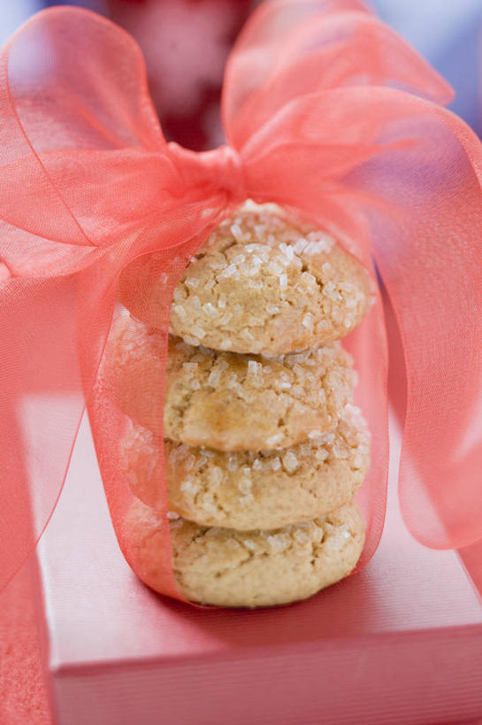 点心,无人,竖图,俯视,室内,特写,白天,桌面,桌子,圣诞节,一排,阴影,节日,朦胧,模糊,庆祝,整齐,装饰,反射,木制,丝绸,丝带,影子,食品,缎带,文化,绸带,食物,排列,红色,木制品,饼干,零食,四个,庆典,纪念,堆,华丽,修饰,点缀,队列,衬托,美观,雅致,雅观,彩图,高角度拍摄,杏仁饼干