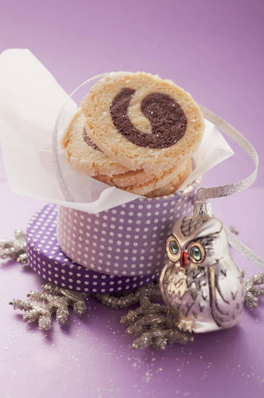 点心,无人,竖图,俯视,室内,特写,白天,桌面,桌子,礼盒,礼物,圣诞节,阴影,紫色背景,节日,庆祝,装饰,反射,木制,包装,包装纸,影子,纸,纸盒,食品,纸张,文化,盒子,食物,包装盒,木制品,礼品盒,饼干,零食,庆典,摄影,礼品,影棚,纪念,华丽,修饰,点缀,包装材料,牛皮纸,衬托,美观,雅致,雅观,彩图,高角度拍摄,影棚拍摄,拍摄