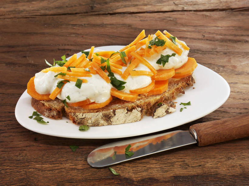 点心,面包,奶酪,无人,横图,俯视,室内,特写,白天,桌面,桌子,萝卜,胡萝卜,蔬菜,餐具,金属制品,阴影,新鲜,反射,金属,木制,碟子,工具,盘,影子,调料,酱料,酱汁,佐料,干酪,起司,食品,面点,刀具,调味品,芝士,营养,调味料,酱,食物,糕点,一个,盘子,木制品,碟,刀,乳酪,有机食品,绿色食品,单个,乳制品,发酵,奶酪刀,芝士刀,红萝卜,甘荀,彩图,高角度拍摄