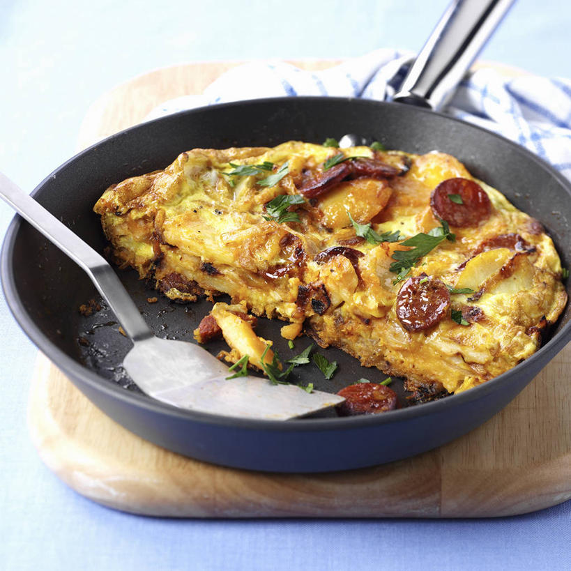 点心,无人,方图,俯视,室内,特写,白天,烹饪,桌面,桌子,蔬菜,土豆,厨具,金属制品,阴影,蓝色背景,新鲜,反射,金属,木制,锅子,平底锅,影子,肉,香肠,料理,食品,面点,案板,腊肠,锅铲,锅,猪肉,美食,肉类,砧板,食物,一个,木制品,中式,摄影,有机食品,绿色食品,影棚,单个,锅具,肉食,蛋饼,烹饪用具,豚肉,馍馍蛋,烹调用具,洋芋,山药蛋,马铃薯,烹调,彩图,高角度拍摄,影棚拍摄,拍摄