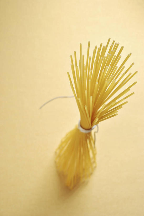 面食,面条,意大利面,无人,竖图,俯视,室内,特写,白天,西餐,桌面,桌子,阴影,黄色背景,反射,木制,影子,面,料理,食品,食物,黄色,木制品,绳子,西式,摄影,影棚,绳索,彩图,高角度拍摄,影棚拍摄,拍摄