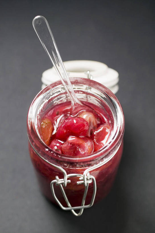 无人,竖图,俯视,室内,特写,白天,桌面,桌子,浆果,水果,玻璃,阴影,黑色背景,新鲜,反射,木制,影子,勺子,灯笼果,生食,食品,果实,玻璃制品,食物,一个,玻璃瓶,木制品,瓶子,调羹,汤匙,果酱,摄影,有机食品,绿色食品,影棚,单个,红醋栗,广口瓶,果子酱,醋栗,彩图,高角度拍摄,影棚拍摄,拍摄