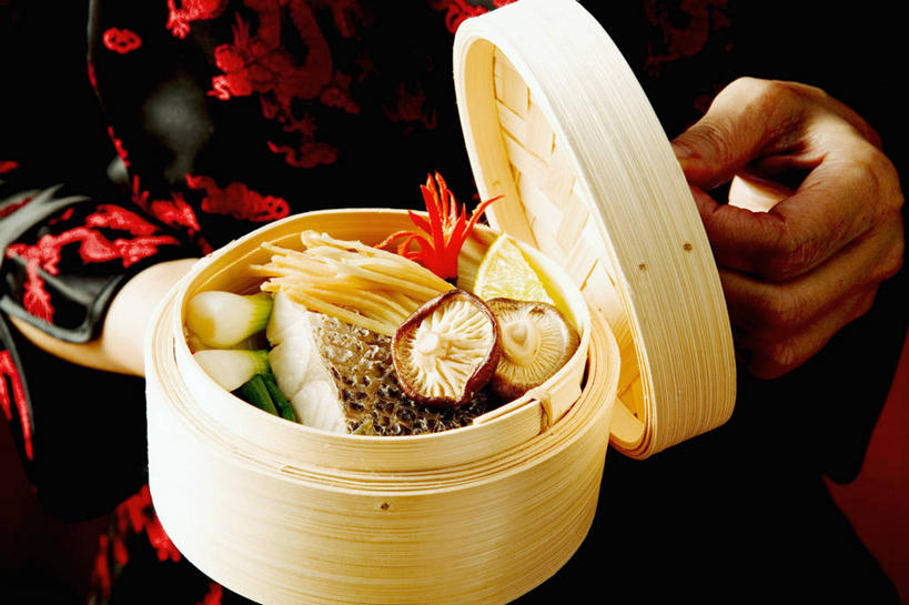 蒸笼,东方人,手,一个人,坐,横图,俯视,室内,特写,白天,民族服装,烹饪,姜,蔬菜,厨具,亚洲,双手,仅一个年轻女性,仅一个女性,仅一个人,握,竹制,新鲜,鱼,肉,鱼肉,食品,拿,拿着,黄种人,肉类,鱼类,食物,一个,手部,握着,有机食品,绿色食品,单个,鲈鱼,竹制品,止咳,笼屉,肉食,烹饪用具,止痛,解毒,花鲈,鲈板,鲈子鱼,发汗,温肺,温胃,行气,止呕,百辣云,年轻女性,女人,女性,亚洲人,烹调用具,生姜,老姜,烹调,坐着,半身,彩图,高角度拍摄,传统服装,民俗服,唐装,散寒