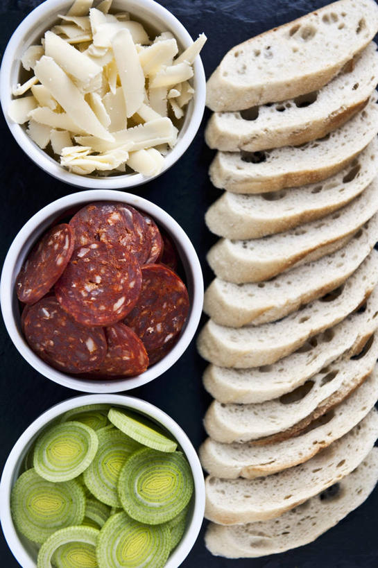 奶酪,无人,竖图,俯视,室内,特写,白天,桌面,桌子,蔬菜,一排,阴影,新鲜,整齐,反射,木制,影子,陶瓷,葱,大葱,青葱,肉,香肠,干酪,起司,食品,陶瓷制品,腊肠,芝士,营养,猪肉,肉类,食物,排列,三个,木制品,容器,碗,乳酪,有机食品,绿色食品,储藏,乳制品,储存,队列,发酵,肉食,豚肉,彩图,高角度拍摄,贮存