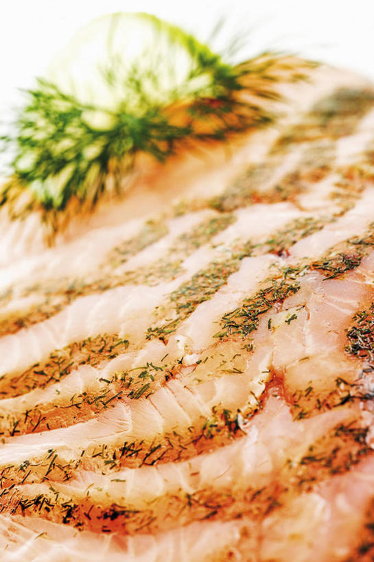 海鲜,三文鱼,无人,竖图,俯视,室内,特写,白天,桌面,桌子,鲑鱼,阴影,反射,木制,影子,肉,鱼肉,水产,肉类,海洋生物,木制品,大马哈鱼,水生动物,海产品,水生物,肉食,海底动物,撒蒙鱼,萨门鱼,冰海之皇,鲑,马哈鱼,麻哈鱼,大麻哈鱼,彩图,高角度拍摄