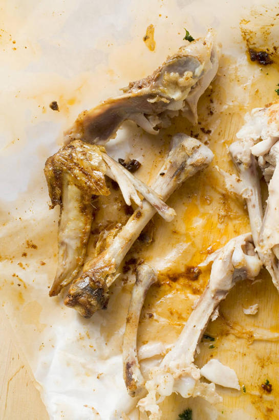 骨骼,无人,竖图,俯视,室内,特写,白天,烹饪,桌面,桌子,阴影,反射,木制,影子,鸡肉,肉,料理,食品,骨头,凌乱,菜肴,美食,肉类,食物,木制品,烤鸡,佳肴,骨架,混乱,肉食,纷乱,缭乱,庞杂,彩图,高角度拍摄