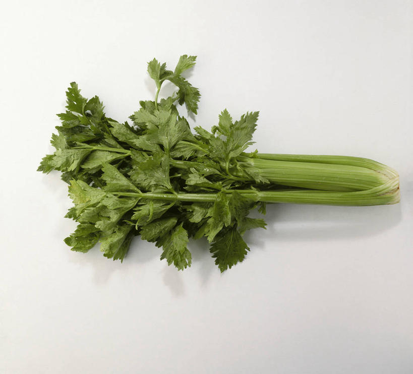无人,横图,俯视,室内,特写,白天,白色背景,桌面,桌子,芹菜,蔬菜,叶子,阴影,新鲜,反射,木制,影子,食品,绿叶,食物,木制品,嫩叶,摄影,有机食品,绿色食品,影棚,叶,叶片,药芹,水芹,旱芹,彩图,高角度拍摄,影棚拍摄,拍摄