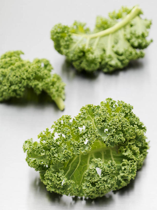 无人,竖图,俯视,室内,特写,白天,白色背景,植物,桌面,桌子,蔬菜,叶子,阴影,新鲜,反射,木制,纹理,影子,食品,绿叶,利益,祝福,食物,绿色,木制品,嫩叶,摄影,有机食品,绿色食品,影棚,羽衣甘蓝,肌理,花包菜,绿叶甘蓝,叶牡丹,牡丹菜,华美,吉祥如意,叶,叶片,叶脉,彩图,高角度拍摄,影棚拍摄,拍摄