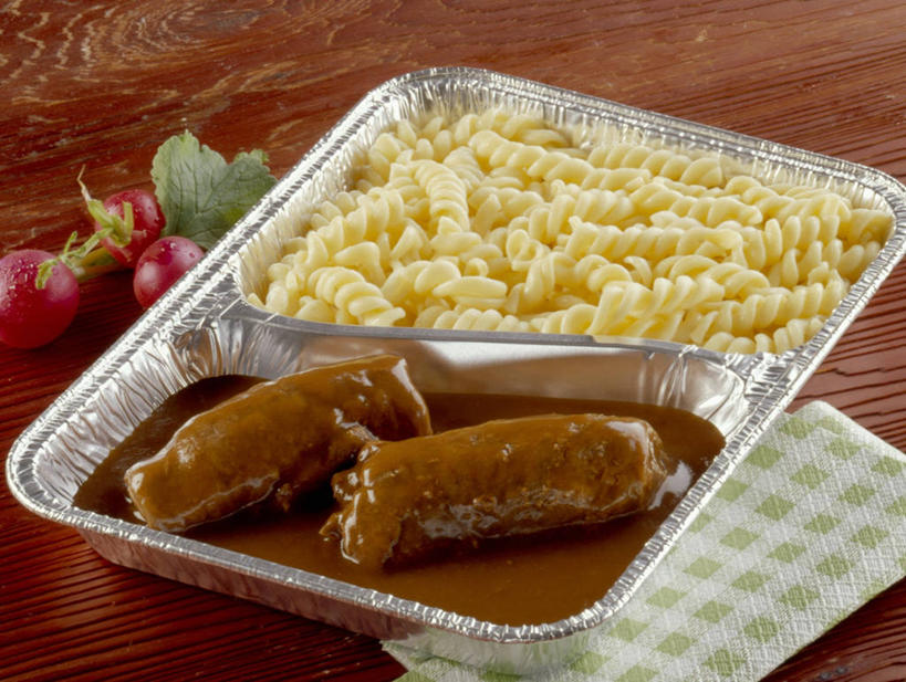 面食,面条,意大利面,无人,横图,俯视,室内,特写,白天,烹饪,西餐,桌面,桌子,餐具,水果,叶子,阴影,新鲜,反射,木制,碟子,盘,影子,面,肉,生食,牛肉,料理,食品,果实,绿叶,菜肴,美食,肉类,食物,一个,盘子,木制品,碟,嫩叶,西式,佳肴,有机食品,绿色食品,单个,树番茄,肉食,叶,叶片,番茄,彩图,高角度拍摄,牛肉卷,树茄果