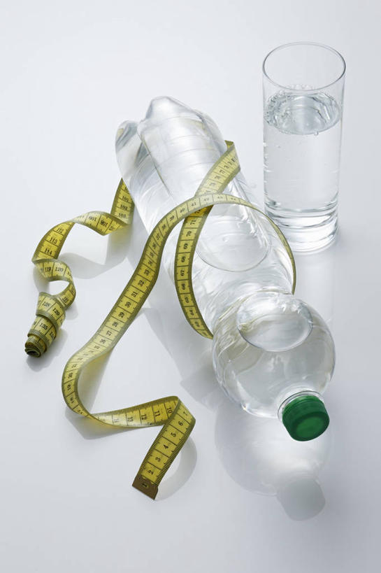 无人,竖图,俯视,室内,特写,白天,白色背景,水,桌面,桌子,杯子,阴影,反射,测量,木制,皮尺,液体,影子,刻度,一杯,饮用水,玻璃制品,一个,尺,木制品,瓶子,水杯,塑料制品,矿泉水,保养,塑料瓶,保健,摄影,影棚,单个,测量工具,尺子,减肥,腰围尺,瘦身,蒸馏水,量具,量仪,塑料卷尺,玻璃杯,彩图,高角度拍摄,影棚拍摄,拍摄