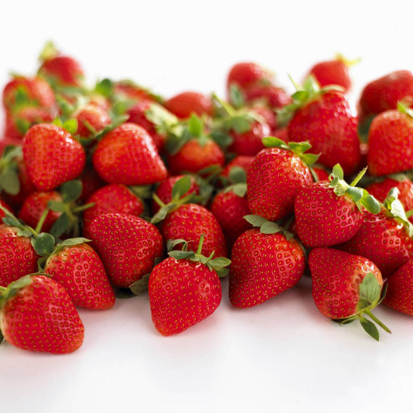 无人,方图,俯视,室内,特写,白天,白色背景,桌面,桌子,草莓,浆果,水果,叶子,一堆,许多,阴影,堆叠,堆积,新鲜,反射,木制,影子,生食,食品,果实,绿叶,很多,食物,红色,木制品,嫩叶,摄影,有机食品,绿色食品,影棚,堆,叶,叶片,洋莓,水果皇后,红莓,地莓,彩图,高角度拍摄,影棚拍摄,拍摄