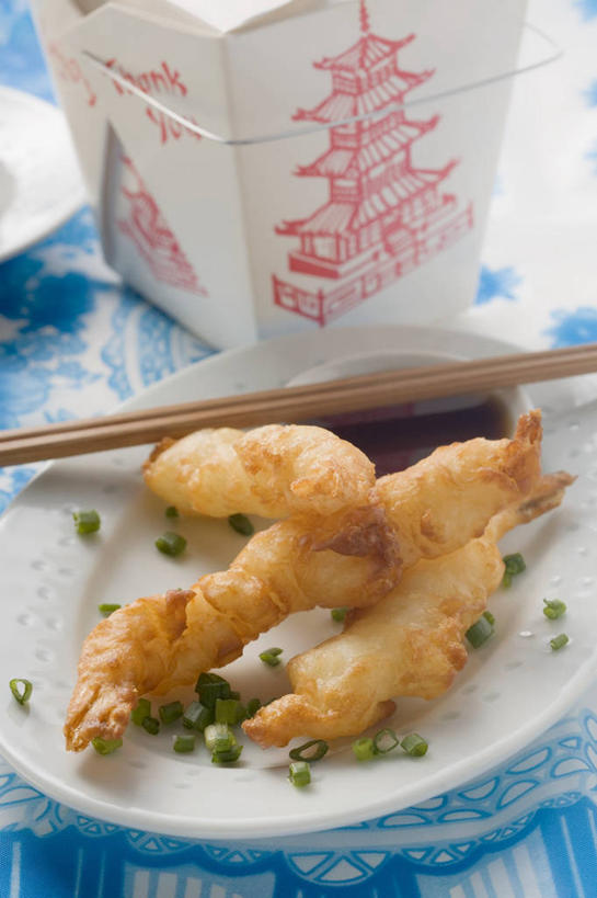 海鲜,无人,竖图,俯视,室内,特写,白天,烹饪,中餐,筷子,桌面,桌子,餐具,一双,阴影,反射,木制,碟子,盘,影子,纸盒,虾,油炸,料理,食品,文化,传统,水产,菜肴,美食,大虾,海洋生物,盒子,食物,一个,包装盒,盘子,木制品,碟,中式,佳肴,对虾,单个,礼节,水生动物,海产品,礼仪,水生物,海底动物,斑节虾,东方对虾,中国对虾,进餐用具,彩图,高角度拍摄