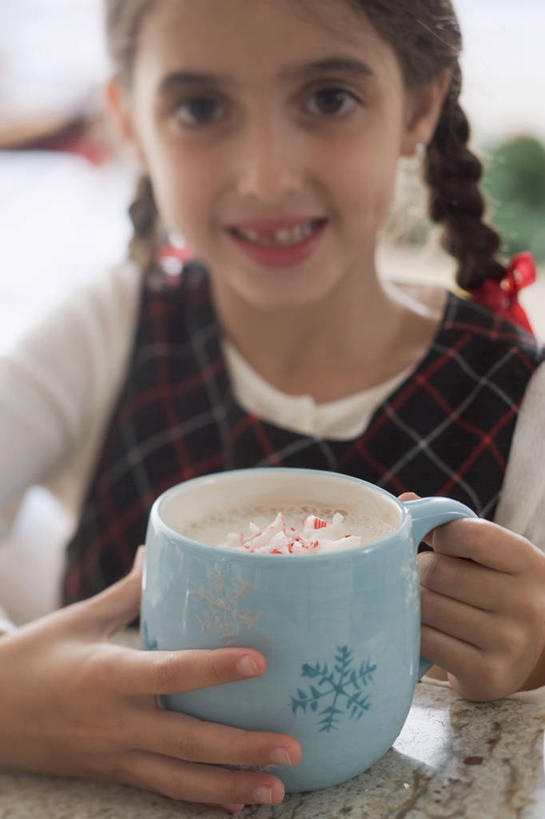 西方人,儿童,一个人,坐,笑,微笑,露齿笑,竖图,室内,白天,正面,纯洁,杯子,欧洲,欧洲人,仅一个女性,仅一个人,握,服装,陶瓷,陶瓷制品,一杯,拿,拿着,注视,休闲装,一个,小孩,衣服,马克杯,水杯,观察,看,仅一个小孩,休闲,休闲服,热巧克力,可爱,童年,童趣,握着,服饰,单个,观看,察看,关注,童真,烂漫,无邪,热可可,美禄,热朱古力,天真,女孩,女人,女性,白种人,孩子,坐着,半身,彩图,女生