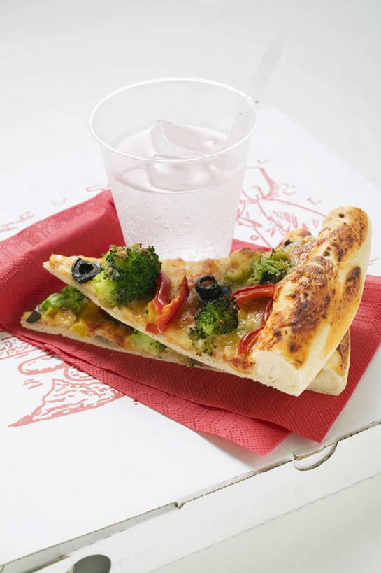 无人,竖图,俯视,室内,特写,白天,烹饪,西餐,水,桌面,桌子,蔬菜,杯子,两片,阴影,新鲜,反射,木制,液体,影子,料理,食品,披萨,匹萨,饮用水,菜肴,美食,玻璃制品,食物,一个,餐巾,木制品,水杯,快餐,矿泉水,西式,佳肴,有机食品,绿色食品,单个,比萨,蒸馏水,西式快餐,垃圾食品,意大利薄饼,保洁方巾,口布,玻璃杯,彩图,高角度拍摄