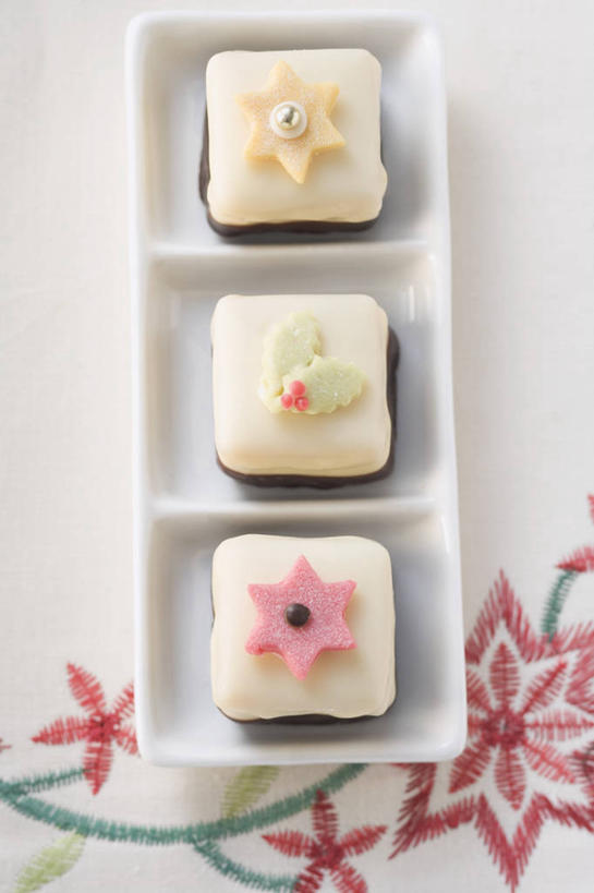 点心,无人,竖图,俯视,室内,特写,白天,白色背景,下午茶,桌面,桌子,餐具,圣诞节,一排,阴影,节日,庆祝,整齐,盛开,反射,木制,碟子,盘,影子,食品,花蕾,文化,花,花瓣,花朵,鲜花,食物,糕点,排列,三个,一个,盘子,木制品,碟,花苞,花蕊,庆典,摄影,影棚,单个,纪念,队列,海绵蛋糕,奶酪蛋糕,乳酪蛋糕,彩图,高角度拍摄,影棚拍摄,拍摄,蛋糕