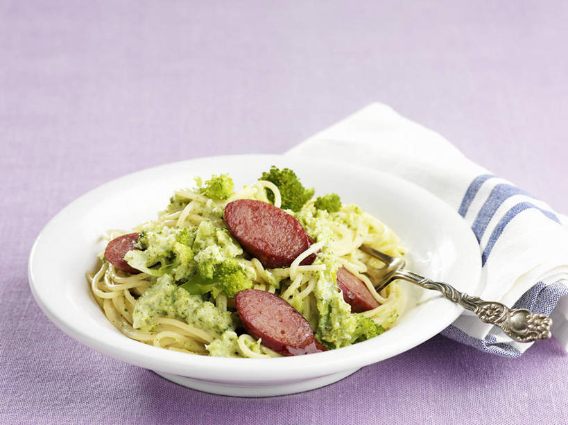 面食,面条,意大利面,无人,横图,俯视,室内,特写,白天,西餐,桌面,桌子,蔬菜,餐具,金属制品,阴影,花纹,紫色背景,新鲜,反射,金属,木制,布,叉子,碟子,盘,图案,影子,花菜,花椰菜,西兰花,面,肉,香肠,料理,食品,腊肠,布纹,猪肉,肉类,食物,一个,盘子,木制品,碟,西式,摄影,有机食品,绿色食品,影棚,单个,椰菜花,布匹,肉食,餐叉,豚肉,甘蓝花,进餐用具,彩图,高角度拍摄,影棚拍摄,拍摄