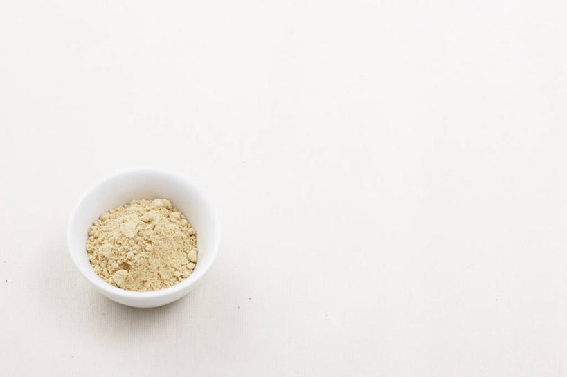 无人,横图,俯视,室内,特写,白天,白色背景,桌面,桌子,姜,一堆,阴影,堆叠,堆积,反射,木制,粉末,影子,陶瓷,陶瓷制品,一个,木制品,容器,碗,粉,摄影,影棚,单个,储藏,堆,储存,止咳,止痛,粉状,粉剂,解毒,发汗,温肺,温胃,行气,止呕,百辣云,生姜,老姜,彩图,高角度拍摄,影棚拍摄,拍摄,贮存,散寒