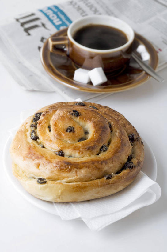 点心,面包,咖啡,无人,竖图,俯视,室内,特写,白天,白色背景,阅读,幸福,桌面,桌子,葡萄,报纸,杯子,餐具,学习,阴影,反射,木制,瓷器,碟子,盘,影子,调料,食品,糖,面点,咖啡杯,陶瓷制品,调味品,一杯,调味料,娱乐,方糖,食物,糕点,饮料,一个,盘子,餐巾,木制品,碟,看,享受,休闲,温馨,葡萄干,放松,乐趣,浏览,摄影,影棚,单个,提神,舒适,瓷杯,醒脑,软饮料,半方糖,白方糖,乌珠木,保洁方巾,口布,山葫芦,蒲桃,草龙珠,彩图,高角度拍摄,影棚拍摄,拍摄,葡萄干面包